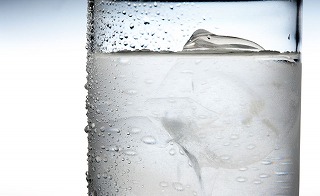 グラスに水滴が付着した写真.jpg