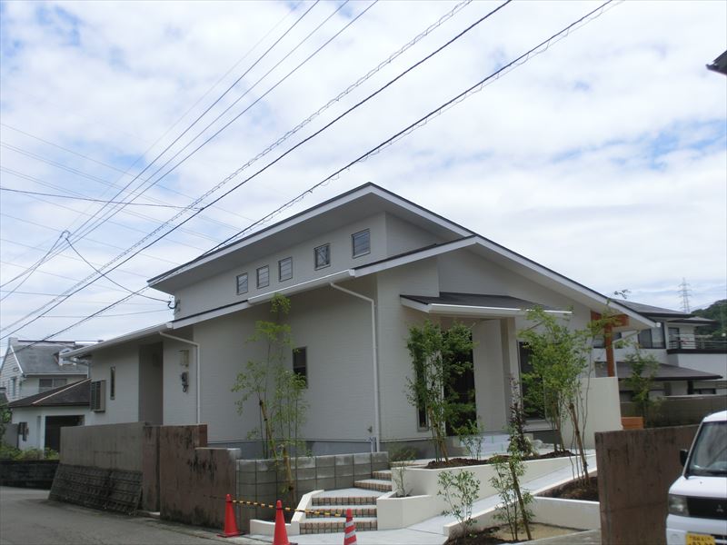 何軒も建ててきた施主様が「終の棲家」として選んだ、地熱活用と自然素材の家