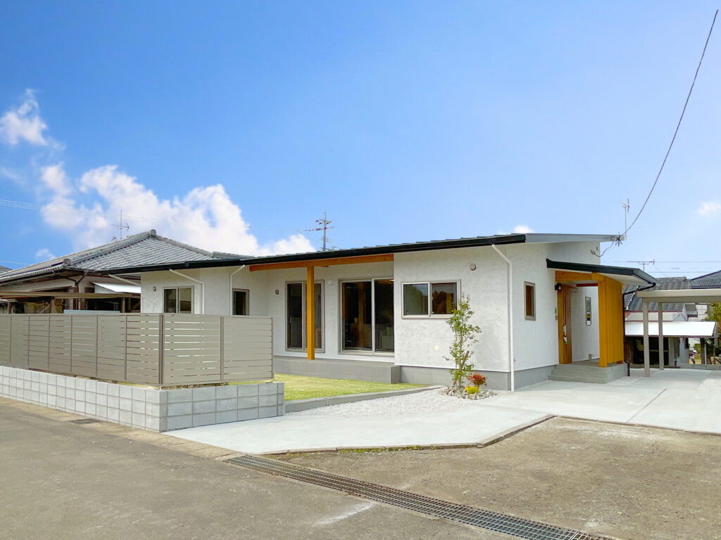 山の風と木の香に包まれて、家族笑顔が集う塗り壁が素敵な平屋のお家